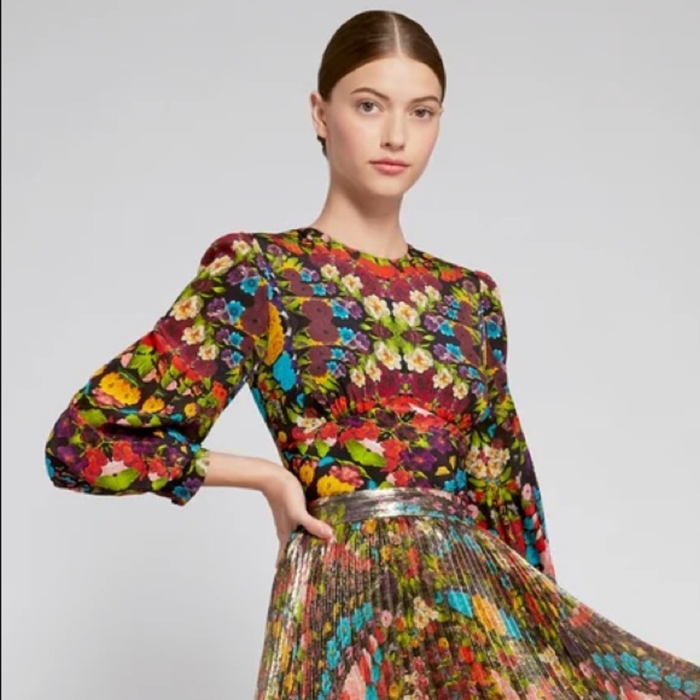 ALICE + OLIVIA Quilla Floral Silk Crop Top - Picture 3 of 12